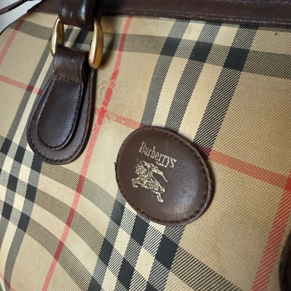 Burberry Boston Medium Size. - Picture 7 of 17